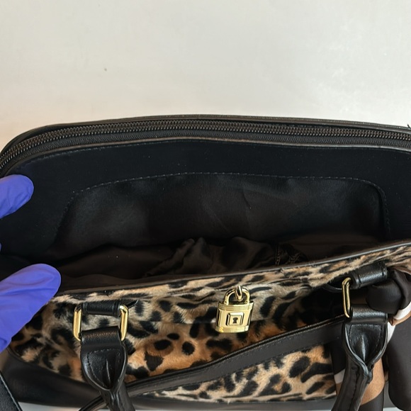 Cheetah print and faux leather handbag with shoulder bag option. - Picture 6 of 11
